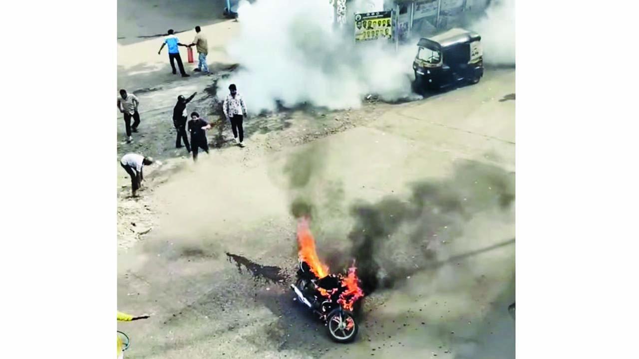 બાઇક એટલી જલદી આગમાં ભડકે બળી કે સાવ કાટમાળ જ બચ્યો હતો.